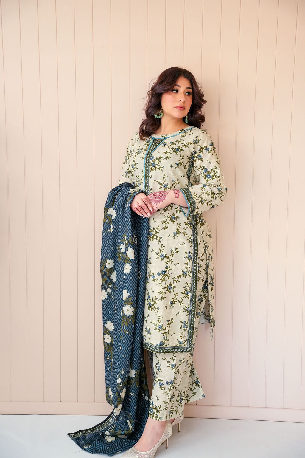 Nayab Gulshan - Khaddar