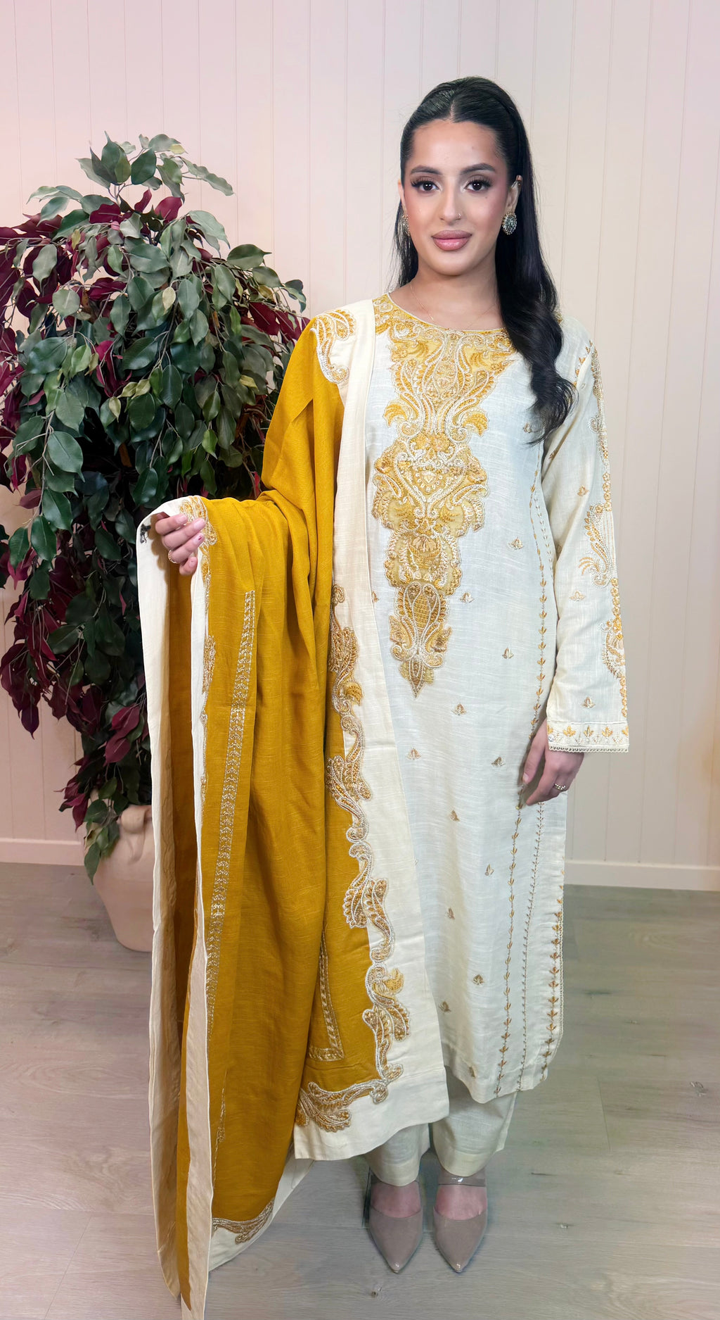 Zarin Noor – Embroidered Khaddar Suit