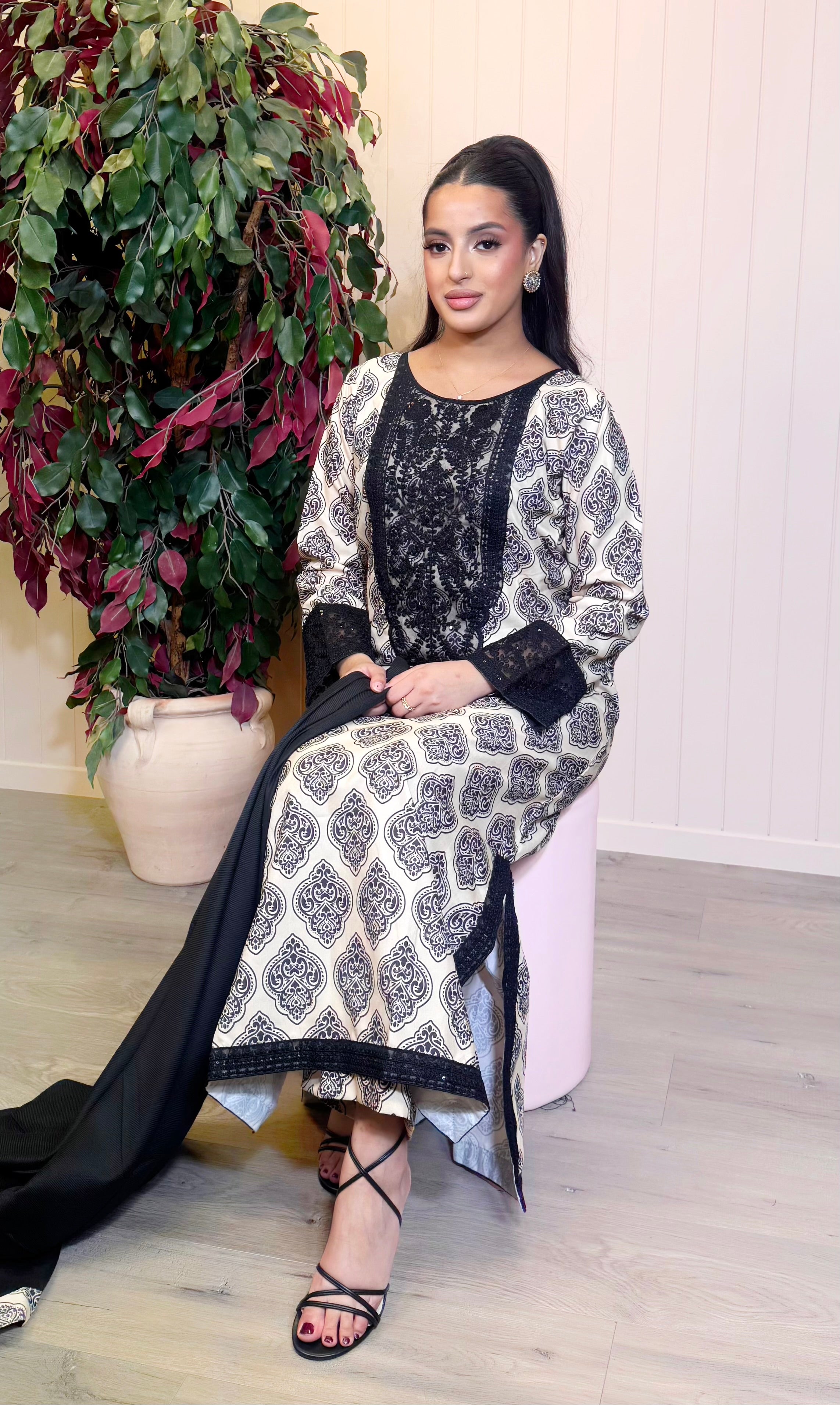 Noir Safiya – Silk Suit with Wool Dupatta