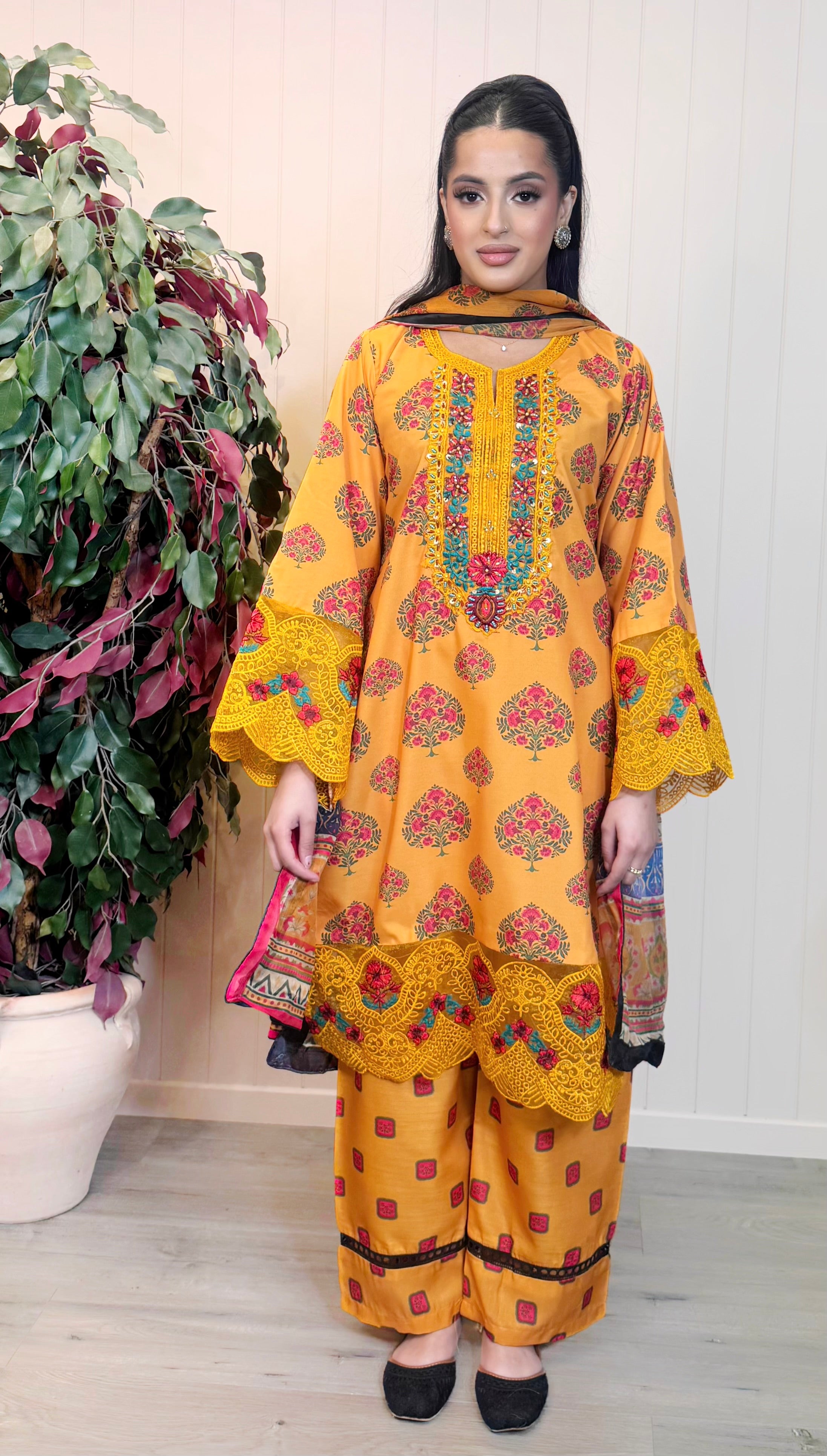 Amber Gul – Printed Silk Suit