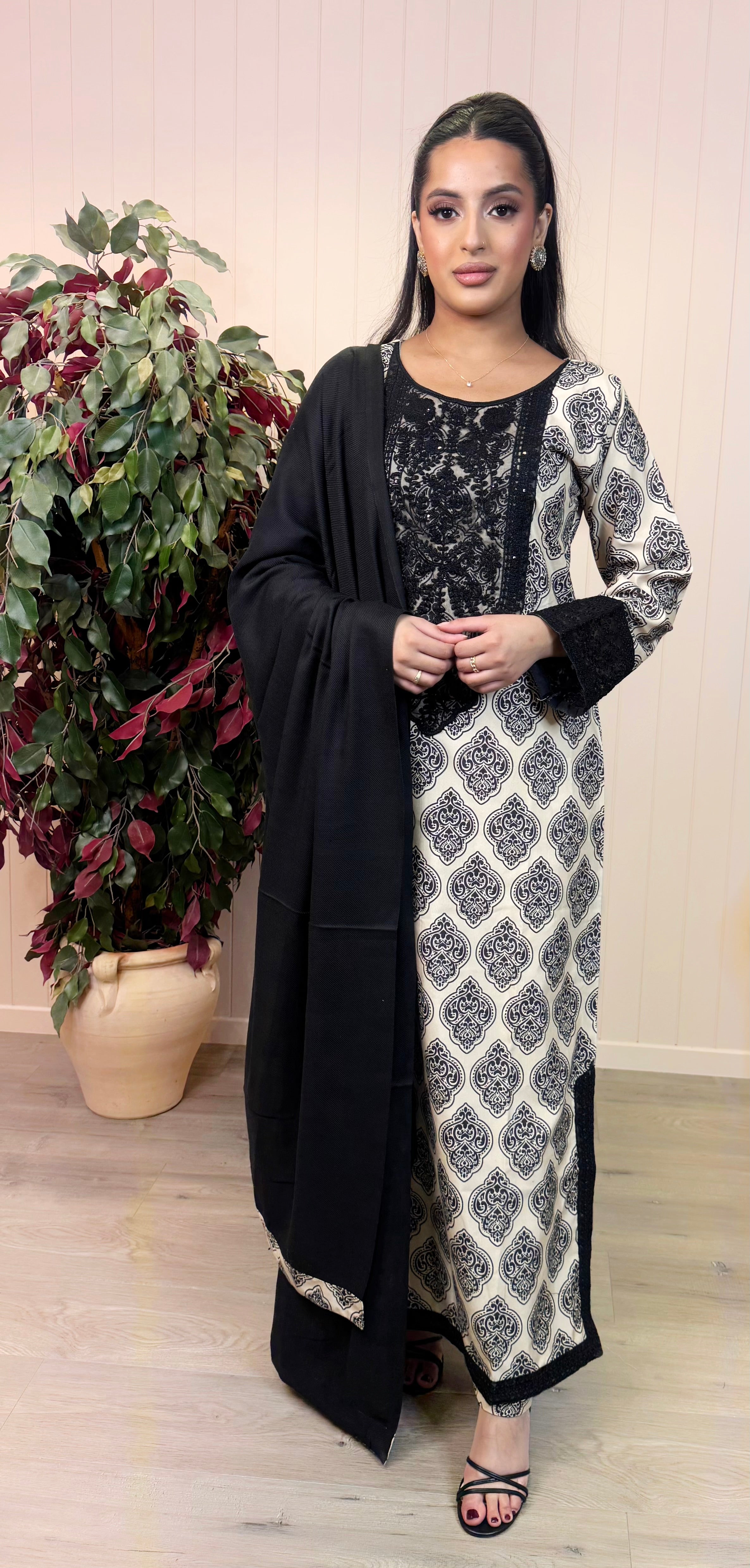 Noir Safiya – Silk Suit with Wool Dupatta