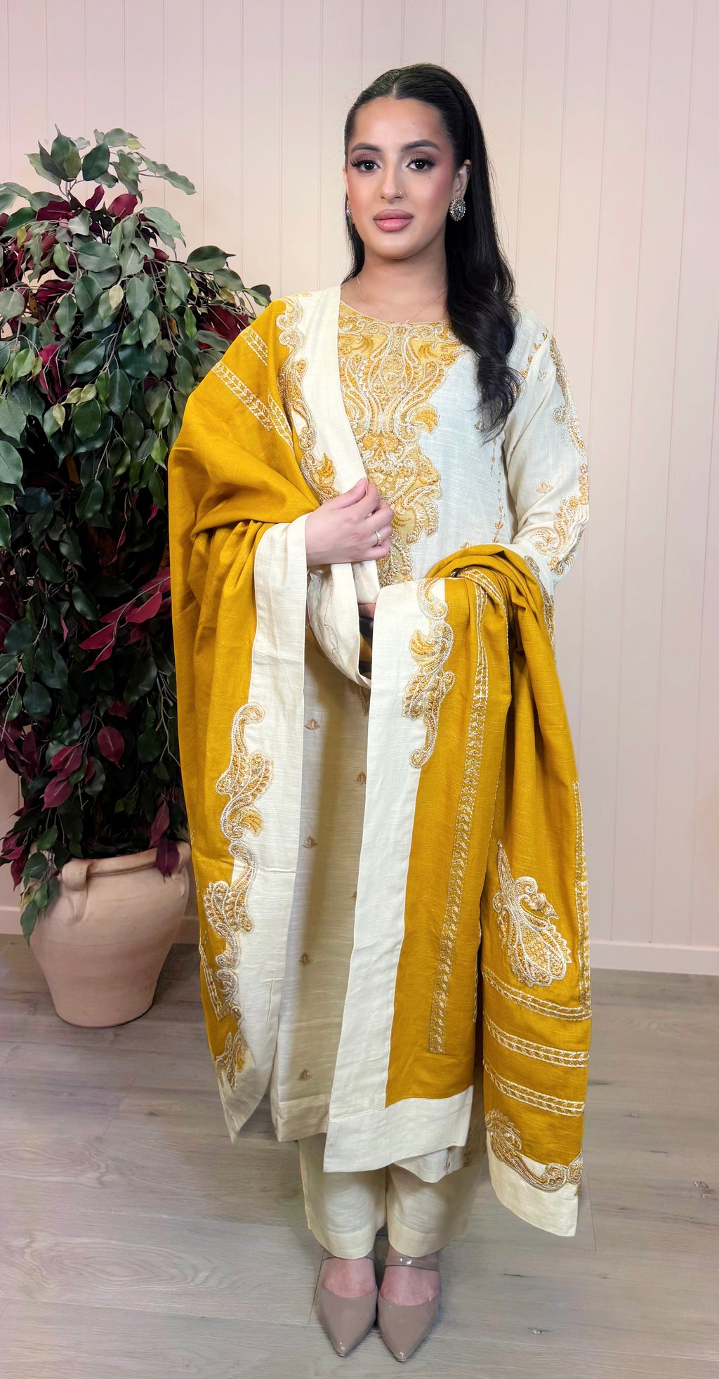 Zarin Noor – Embroidered Khaddar Suit