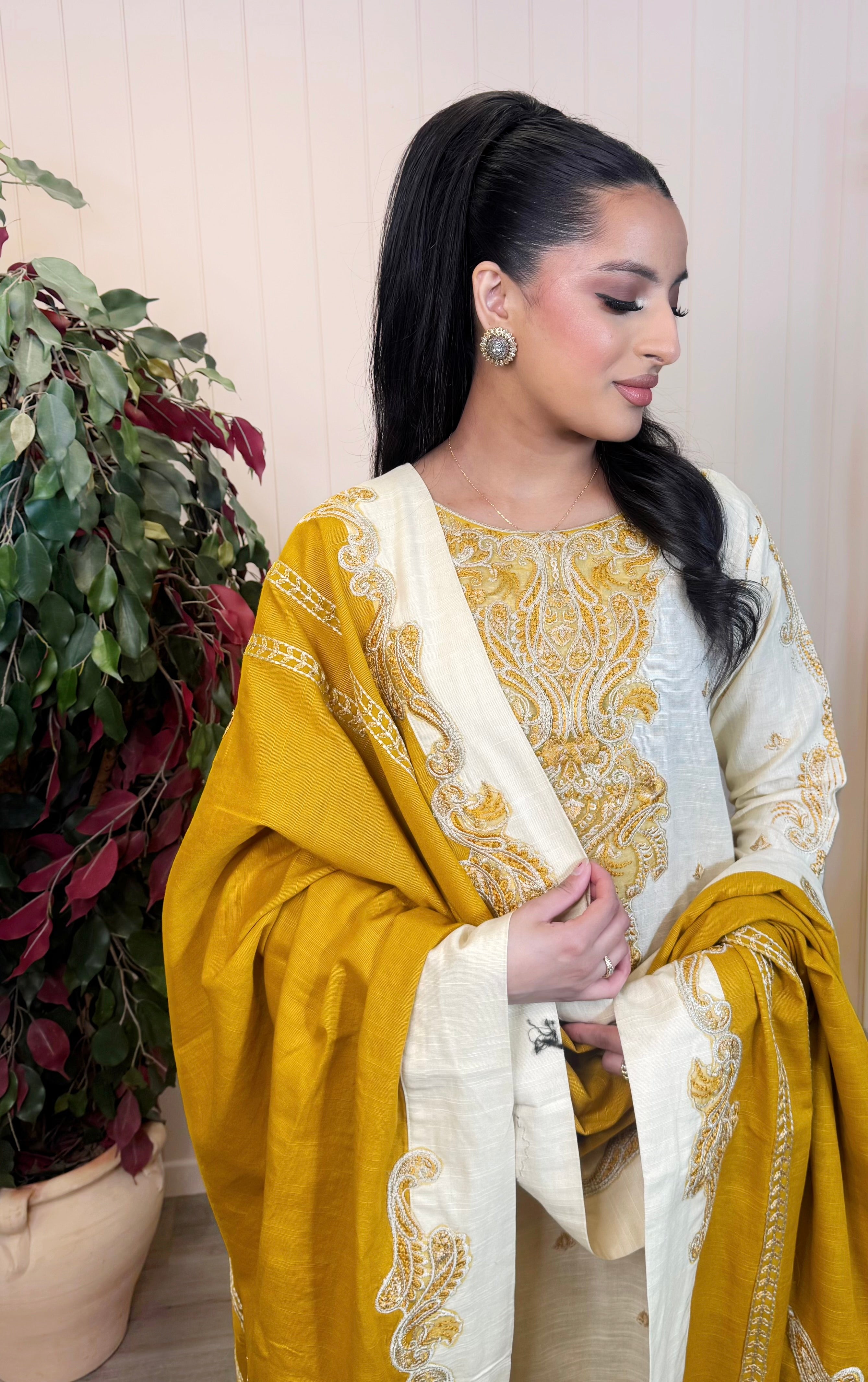 Zarin Noor – Embroidered Khaddar Suit